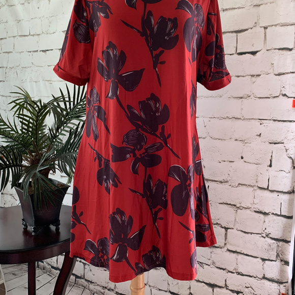 R & B Collection Red Floral Tunic W/ Pockets - Picture 6 of 6
